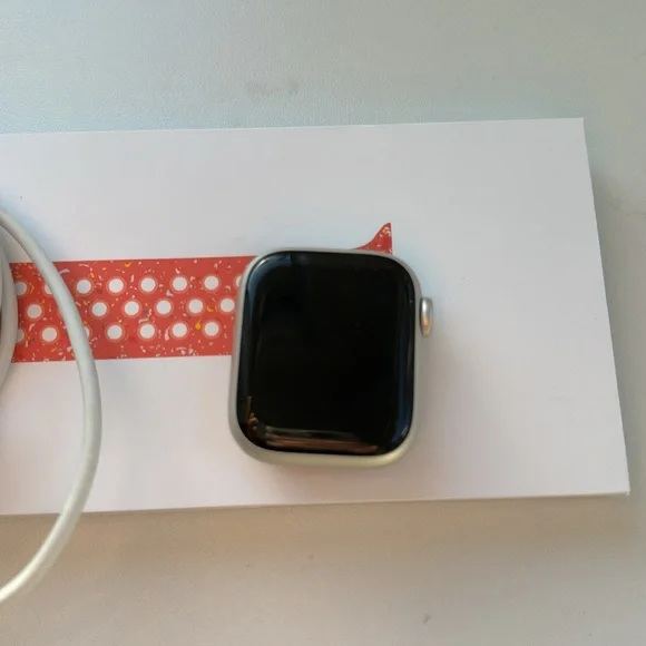 Apple Watch series 8 starlight 41mm - Picture 2 of 3